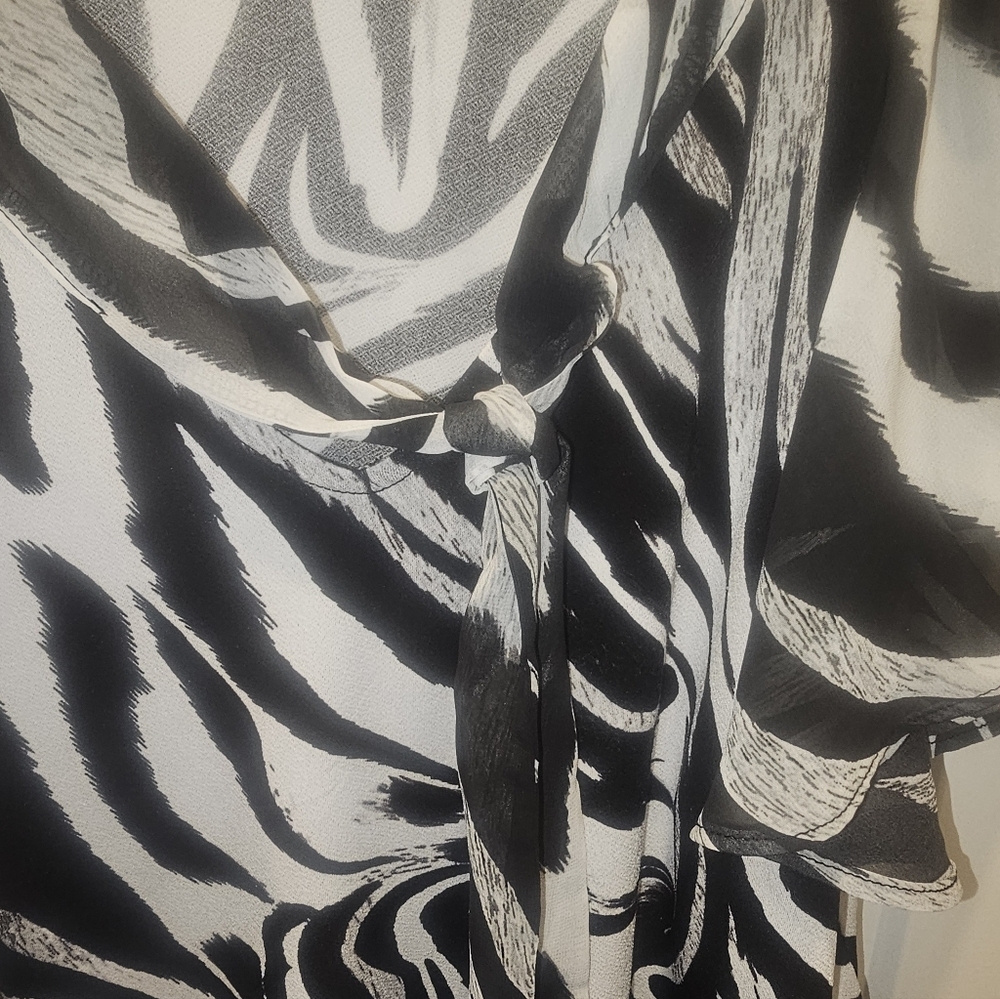 7th Avenue Design Studio Zebra Print Flutter Sleeve Blouse Size L - Picture 3 of 9